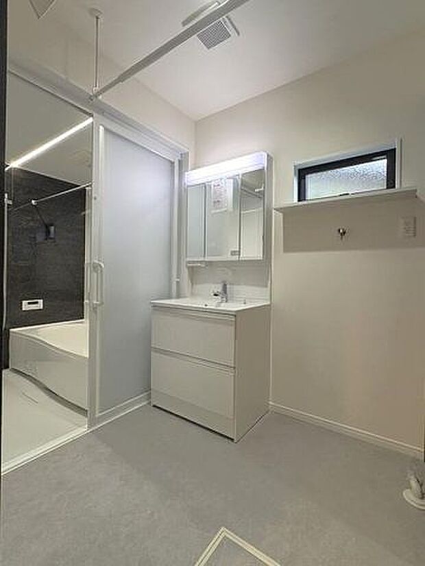 洗面室はLDKから行くことができます♪浴室とLDKの間にあるので、来客中であってもお風呂に入りやすいのが嬉しいですね♪