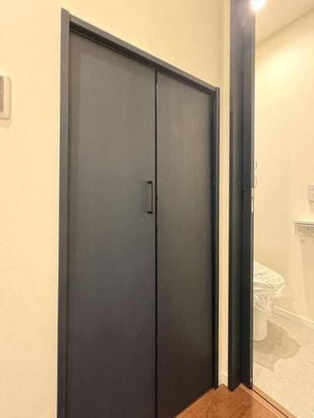1階トイレ前にある収納スペースです♪掃除用具などの収納もでき、閉めるとスッキリとした空間へ♪