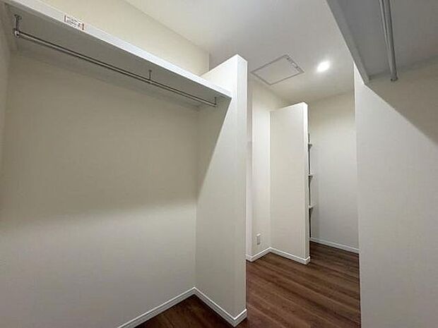 2階約7帖の洋室にあるウォークインクローゼットです♪洋服の収納に便利なハンガーパイプ付！