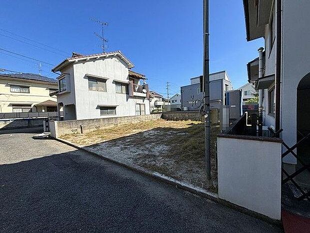 ファミリーマート 南梅本店まで約200ｍ♪夜遅くや早朝にも必要なものが購入できて便利です♪