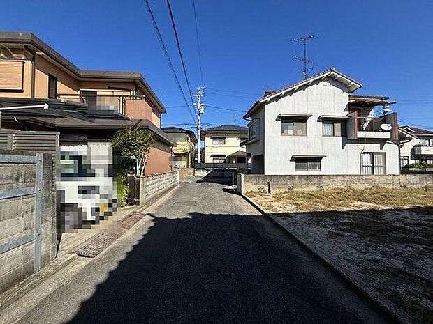 国道11号線まですぐ、アクセス便利♪前面道路は幅約4ｍございます♪車1台十分に通行できます♪