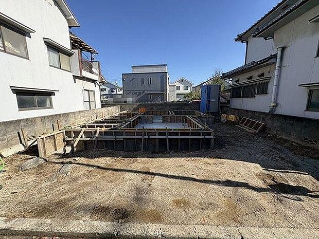 スーパーやコンビニが徒歩5分圏内・小学校・中学校が徒歩10分圏内にあり、生活便利です♪