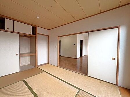 約6帖の和室です♪上下に分かれた押入れがついているので、家族のものと来客用の物を分けて収納しやすいですね♪
