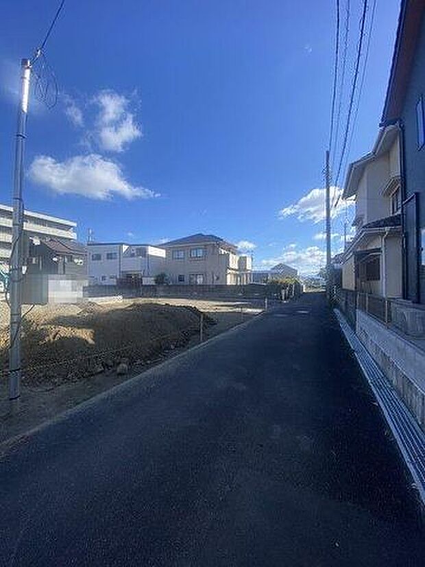 前面道路は南側で日当たり良好♪幅員は約4ｍあり、車1台十分に通行する事ができます♪