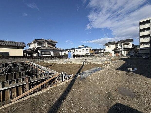 市坪駅まで徒歩約5分です♪広範囲に行ける路線なので、通勤・通学だけでなく、旅行に行くにも便利ですね♪