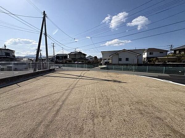 ローソン 松前南黒田店まで約700ｍ♪夜遅くや早朝にも必要なものが購入できて便利です♪