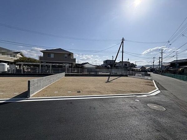 南西角地で日当たり良好！道路幅も各4ｍ以上あり、車1台十分に通行できる広さです♪