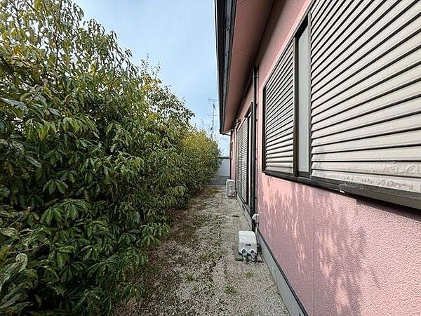 敷地内に緑があるので、目隠しの役割も果たしながら、植栽の連なりが作り出す美しい景観も演出しております♪