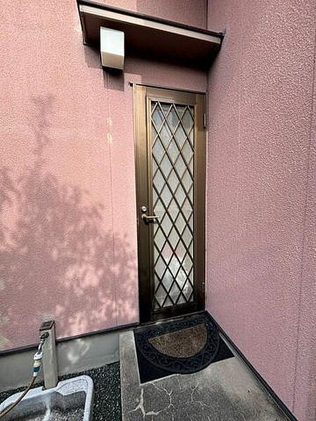 勝手口もございます♪屋外には立水栓があり、ガーデニングや、外で洗いたいものを洗ったりなど、多目的に使えて日々の暮らしをより豊かに彩ります。