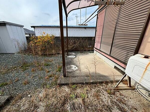 物干しスペースです♪物干し金物もついております♪急な小雨でも、屋根がついているので安心ですね♪