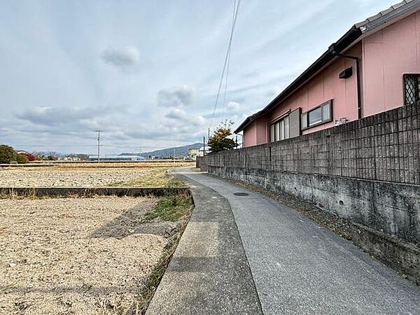 閑静な住宅街にあるお家です♪前面道路幅は、約3.5ｍあり、車1台十分通行する事ができます♪