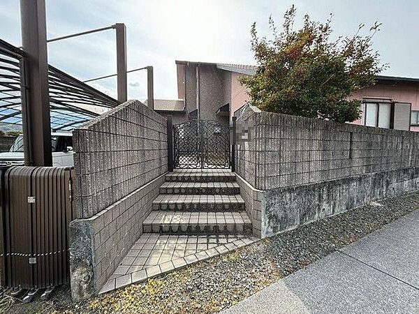 玄関前には門扉がついております♪防犯面も嬉しく、子どもの急な飛び出しも防いでくれます♪