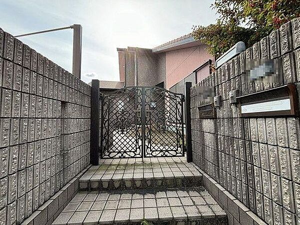 ポストも門扉前にあるので、敷地内に入る方が限られ、より安心感を得る事ができますね♪