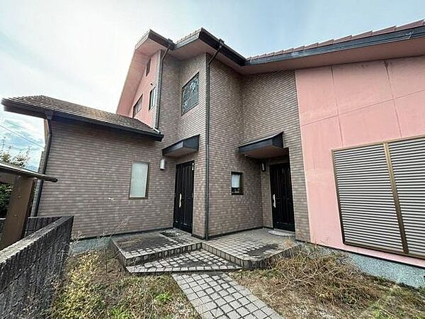 玄関が2か所設けられており、2世帯住宅としても利用することができます♪自宅で教室やお店がしたい方も玄関が違うのでやりやすいですね♪
