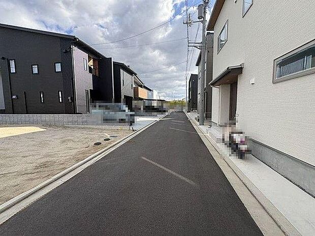 キッチンの奥にはパントリーを完備♪勝手口からのアクセスも良く家事動線がスムーズです♪