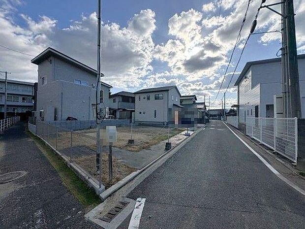 バス停まで徒歩約1分で、通勤や通学に便利な立地です♪毎日の移動が快適になります♪