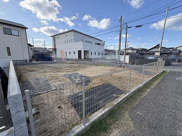 リビング横にある約4.5帖の和室を完備♪お子様の遊び場やお昼寝、来客用の寝室にと多様な用途で使えます♪