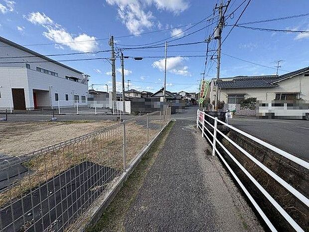 季節の衣類や大きな荷物もラクラク収納できる大容量が魅力なウォークインクローゼット付き♪