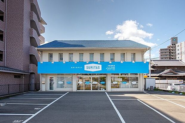 ガラス張りの明るい店内 トイザらスさんの斜め向かいにございます。気軽にお立ち寄り下さい♪