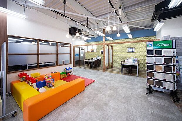 キッズスペースで安心 お子様の様子を確認しながら、お話が出来ます。