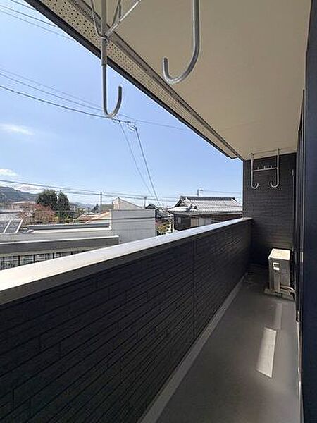 ロングバルコニーです♪洗濯金物も設置済です♪2階のウォークインクローゼットへの導線も良好です♪