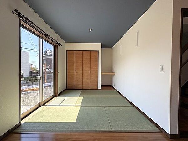 1階4.5帖の和室です♪大きな窓があるので、暖かな光が差し込むリラックススペースとしても活用しやすい空間です♪