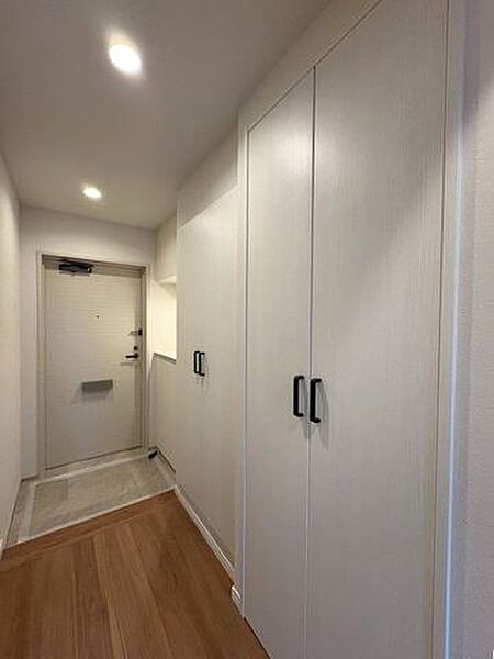 緑豊かなマンションエントランス♪季節の彩りを感じながら、住む人や訪れる人をやさしく迎える空間です♪