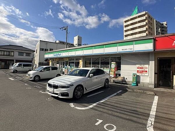 ファミリーマート朝生田町一丁目店 318m