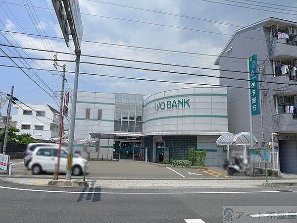 伊予銀行　城北支店 176m