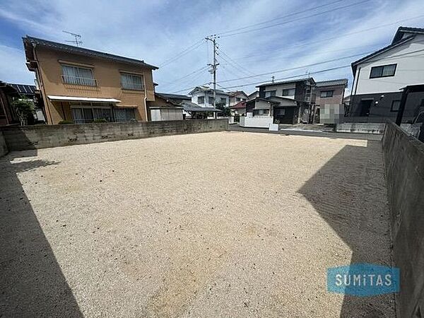 前面道路が幅が約6ｍありゆったりしております♪駐車が苦手な方にも落ち着いて取り組みやすい広さです♪