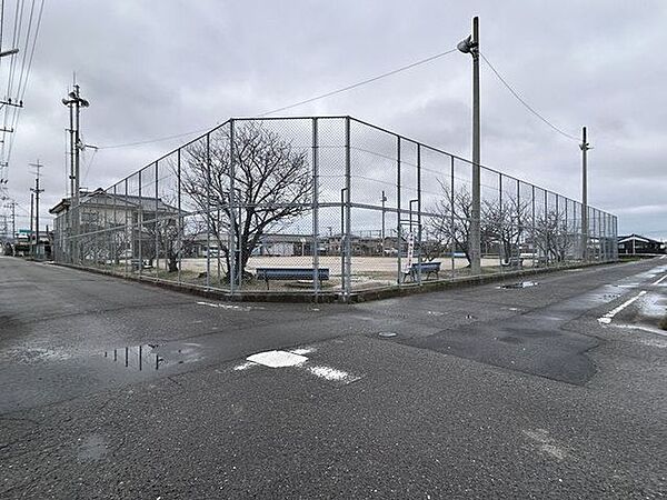 西古泉コミュニティ広場 552m