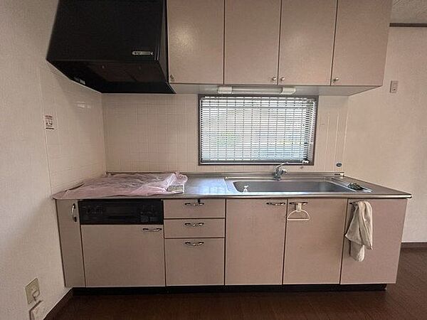 キッチンにも窓がついております♪調理具合に合わせて戸を開け閉めできるのが嬉しいですね♪上下収納あり♪