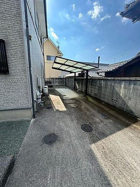 敷地内駐車4台可♪舗装されておりますので、雨の日の泥はねも軽減されるのが嬉しいですね♪