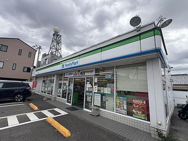 ファミリーマート　南梅本店 821m