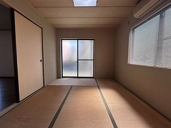 和室には収納もあるので、お客様用の布団の収納にも便利♪2面窓で通風良好な空間です♪