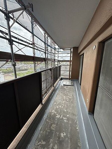 バルコニーの写真です♪只今大規模修繕中です♪屋根部分があり、急な小雨があっても安心ですね♪
