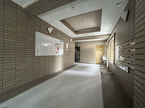 共用部分になります♪各居室ポストがついており、ダイアル式になっております♪通路にお知らせ用掲示板もございます♪