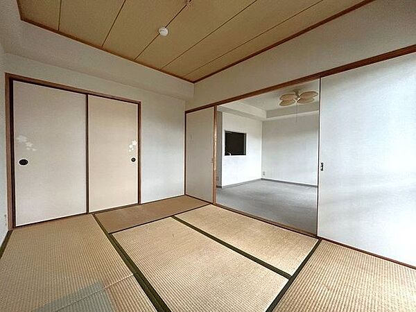 LDKの隣にあります、和室です♪押入れもあるので、布団や座布団などの収納もしやすく来客用にも便利なお部屋です♪