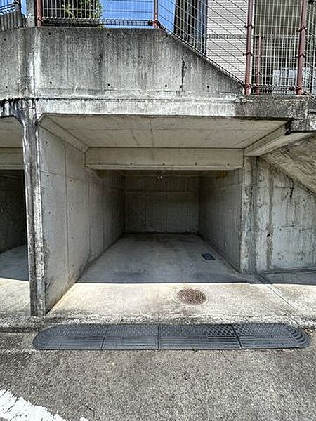 駐車スペースには屋根がついております♪雨風や雪、紫外線などからの影響が軽減されるのが嬉しいですね♪