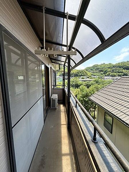 バルコニーの写真です♪屋根がついているので、急な小雨でも安心です♪物干し金物もついてます♪