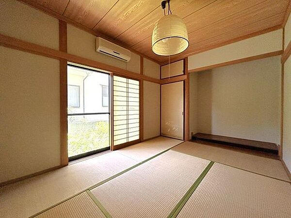 1階約6帖の和室です♪玄関上がってすぐのお部屋なので、来客用のお部屋としても活用しやすい空間です♪