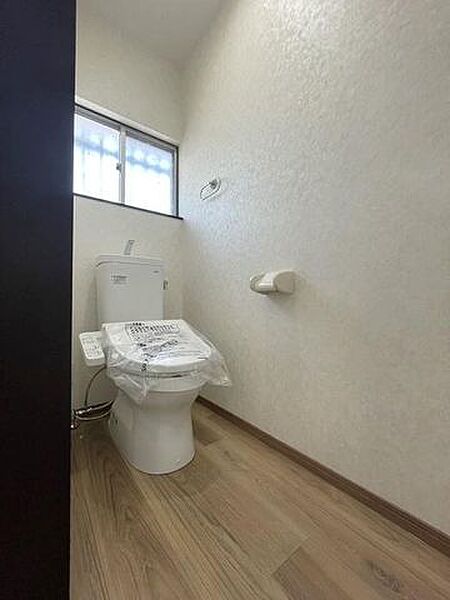 白基調で清潔感あふれるトイレです♪