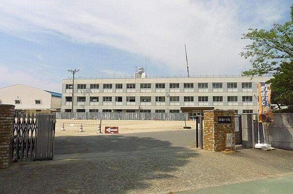 砥部町立砥部小学校 987m
