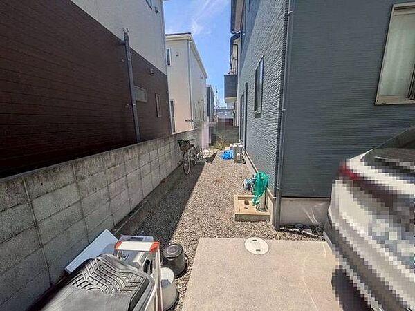 隣地との間にあるスペースです♪立水栓もあり、子どもの遊び場や洗濯物を干したり、家庭菜園に活用したりなどしやすい空間です♪