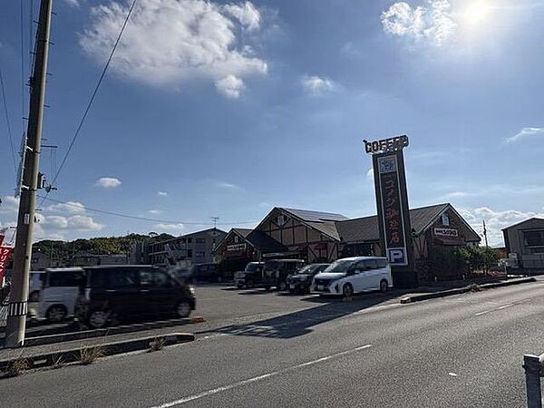 コメダ珈琲店 松山山西店 702m
