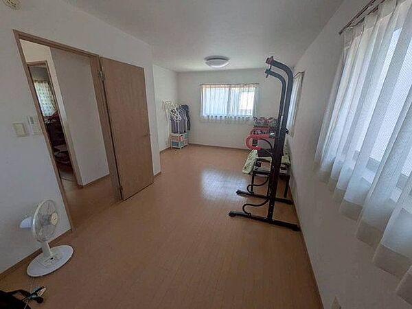 2階12帖の洋室です♪ドアが2か所にあるので、家族の人数や用途に合わせて2部屋にすることも可能です♪
