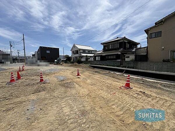 近隣のバス停まで徒歩約4分♪中心地にも行く路線の為、通勤や通学にも便利ですね♪