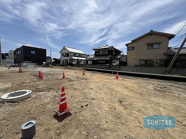 南斎院公園まで約180ｍ♪お子様との日々の外遊びや軽いお散歩に最適です。身近に自然と触れ合える場所があり、子育てファミリーに寄り添う嬉しい住環境が整っています。