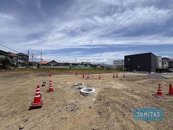 南斎院公園まで約180ｍ♪お子様との日々の外遊びや軽いお散歩に最適です。身近に自然と触れ合える場所があり、子育てファミリーに寄り添う嬉しい住環境が整っています。