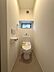 トイレ：トイレは1・2階とも『TOTO』を採用。フチレスのトイレで、とても掃除のしやすい仕様です。ペーパーホルダーも2連式を採用し、使いやすさをプラスしました。